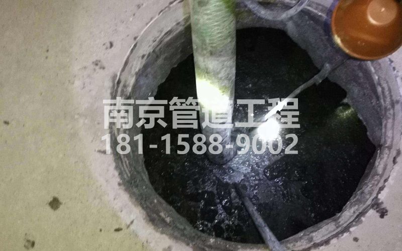 216合班村清理化粪池