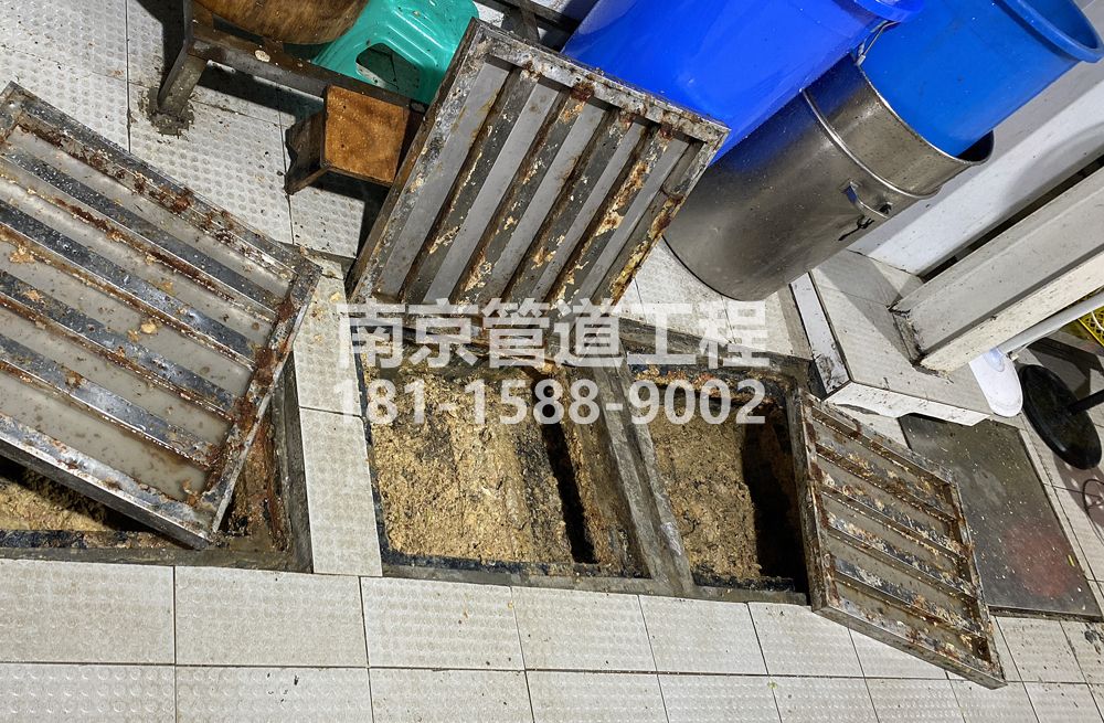278合班村城管中队食堂隔油池清理